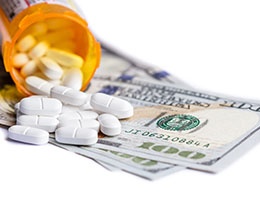 Blog_OpioidPrescribingLiabilityTrends_PrescripBottleOpenPillsMoney_260x200px