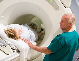 Blog_Radiology_CTfemaleTechHandOnShoulder_260x200px.jpg